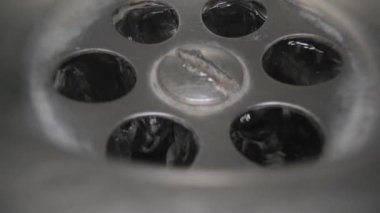 Lavabo lavabosu makroyu boşaltıyor.