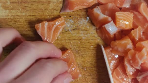 Filet z łososia posiekany na drewnianej desce — Wideo stockowe
