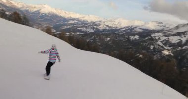 Snowboardcu görüntüyü takip ediyor