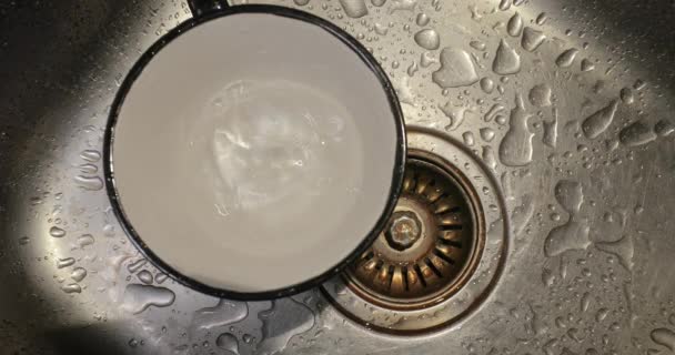 水槽处的厨房水龙头滴水 — 图库视频影像