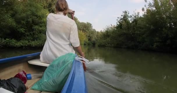 Kanovaren op een meer — Stockvideo