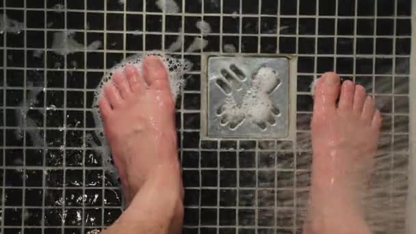 Zuhanyozó víz folyik — Stock videók