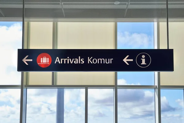 Chegadas sinal do aeroporto na Islândia — Fotografia de Stock