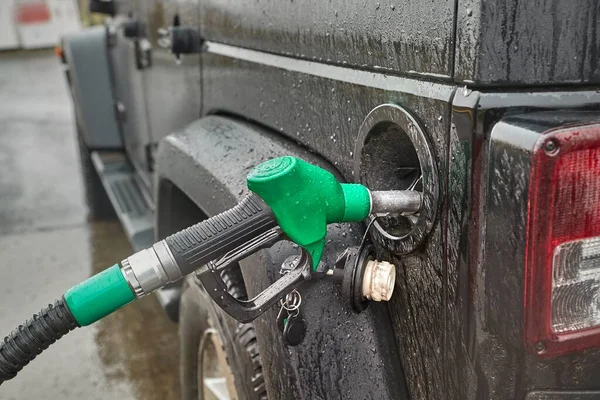 Boquilla de combustible coche de llenado — Foto de Stock