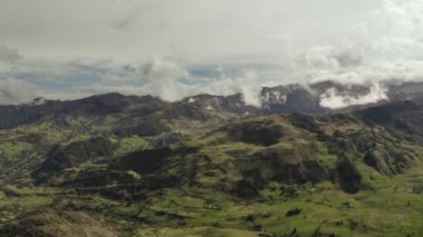 And Dağları 'ndaki yüksek dağ bulutları drone hava görüntüsü