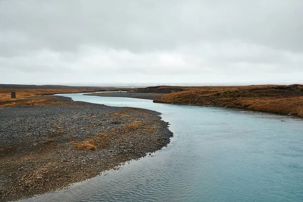 在冰岛开车，穿过一座河桥 — 图库照片