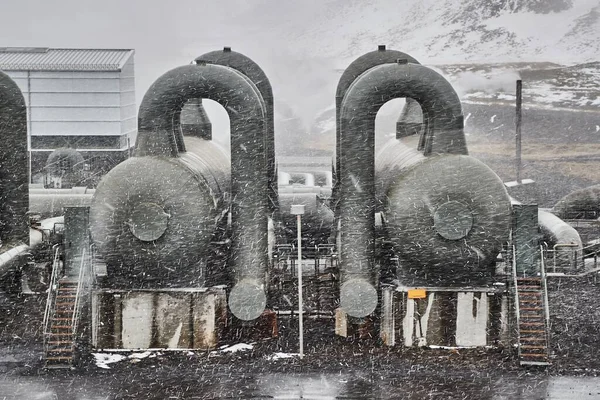 降雪時の地熱発電所 — ストック写真