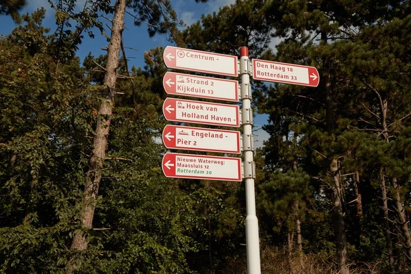Σήμανση κατεύθυνσης σε πάρκο στην Ολλανδία — Φωτογραφία Αρχείου