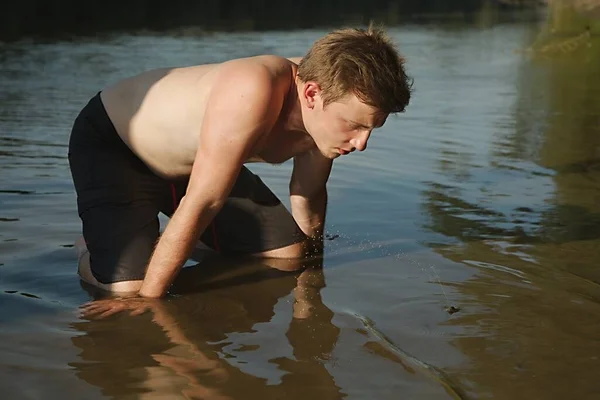 Guy observant des palourdes qui piquent de l'eau — Photo