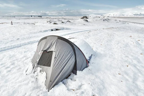 Zelt im Schnee in Iceland — Stockfoto