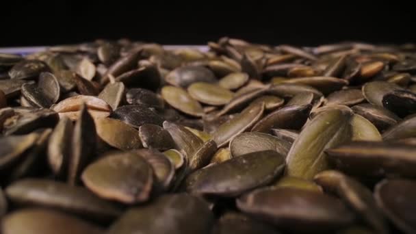 Semillas de calabaza en una macro de lente de sonda de pila — Vídeo de stock