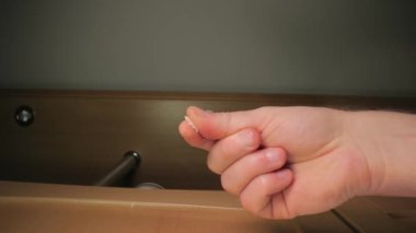 Yiyeceğe tuz ekliyorum, aşağıdan görüyorum