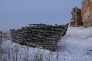 Kışın eski bir tekne