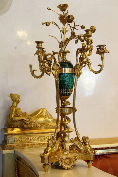 Soporte de vela chapado en oro de la exposición del Estado Hermi Imagen de archivo