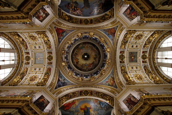 La pintura sobre la cúpula y las paredes de la Catedral de San Isaac en —  Fotos de Stock