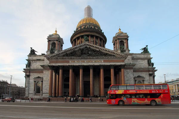 Ônibus turístico vermelho passa pela Catedral de São Isaac . — Fotografia de Stock