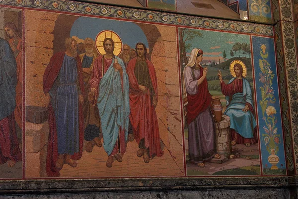 Mosaico con escenas de la vida de Cristo en las paredes de la C —  Fotos de Stock