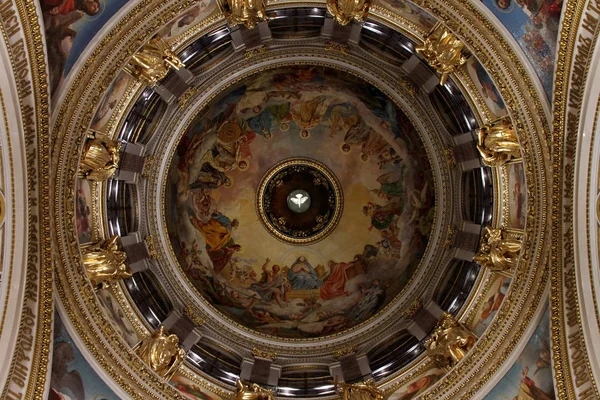 Pomba pintada e prateada na cúpula principal da Catedral de São Isaac — Fotografia de Stock