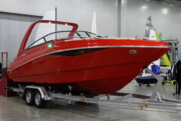 Red yacht moderno in mostra Crocus Expo a Mosca . — Foto Stock