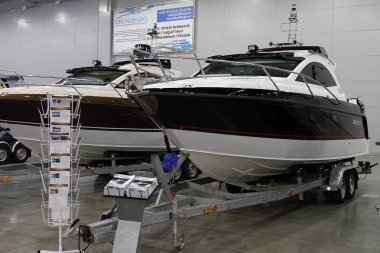 Tekne boz 840 yarış Crocus Expo Fuarı'M siyah