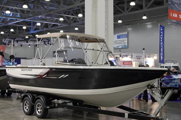 Boat Crestliner 2150 Sportfish SST на выставке Crocus Ex — стоковое фото