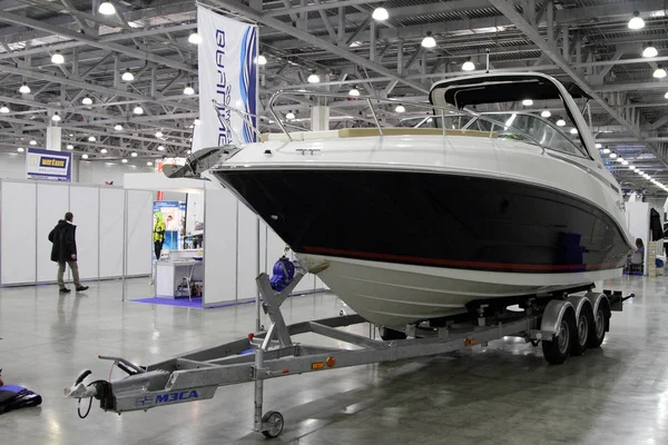 Bateau Bauliner 842 Cuddy dans l'exposition Crocus Expo à Mosc — Photo