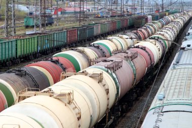 Sıvı toplu yükleri için tanklar rayların üzerinde duruyorsun.