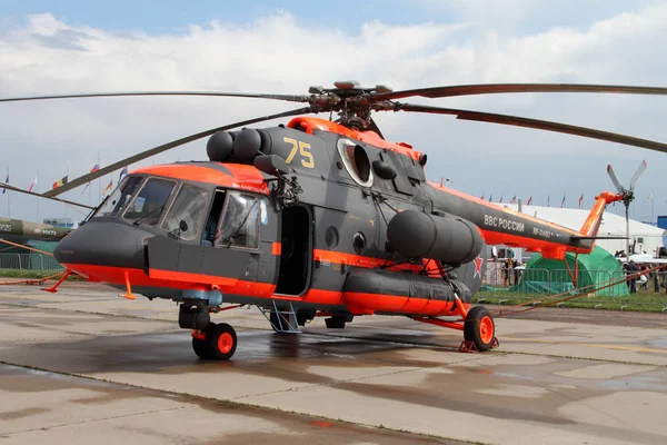 Helicóptero Mi-8 en el Salón Internacional de Aviación y Espacio (M —  Fotos de Stock