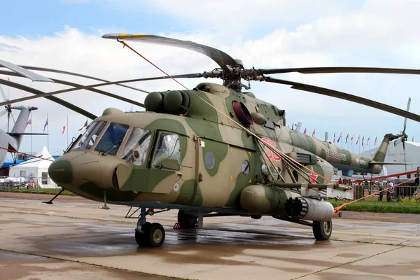 Helicóptero militar Mi-8 en la Aviación Internacional y el Espacio — Foto de Stock