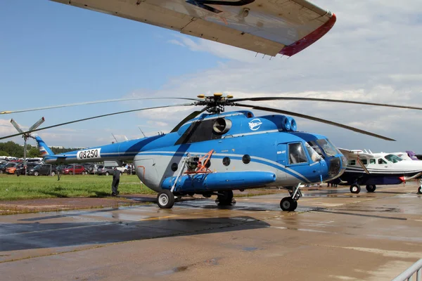 Helicóptero Azul Mi-8 no Sal Espacial e Aviação Internacional — Fotografia de Stock