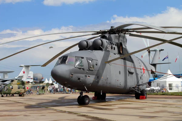 Tungtransporthelikopter Mi-26 ved International Aviation royaltyfrie gratis stockfoto