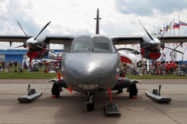 Uluslararası Aviati, çift motorlu turboprop uçak L-410 — Stok fotoğraf