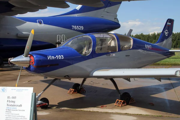 Vuelo l avión de prueba IL-103 en la Aviación Internacional y S — Foto de Stock