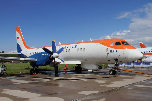 Twin-engine turboprop passenger aircraft IL-114 at the Internati — Stock Photo, Image
