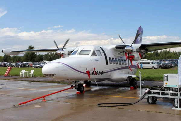 Avión turbohélice bicomotor L-410 en el International Aviati — Foto de Stock