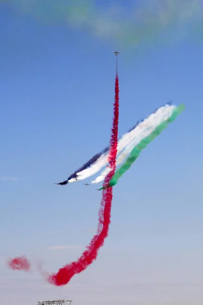 Equipe de démonstration de voltige aérienne des Emirats Arabes Unis à l'Inte — Photo