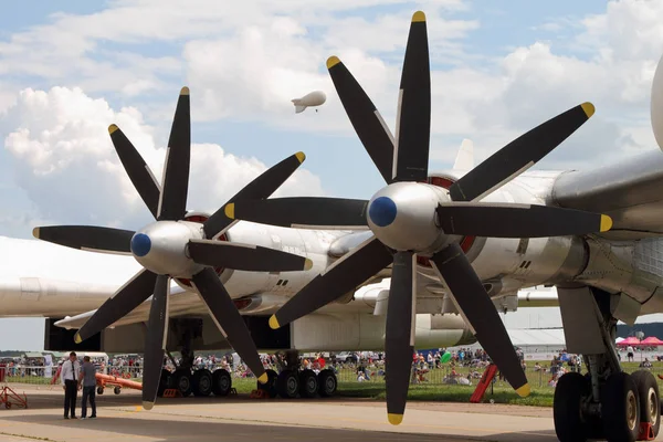 Motores y hélices de aviones bombardero TU-95MS en el Internatio —  Fotos de Stock