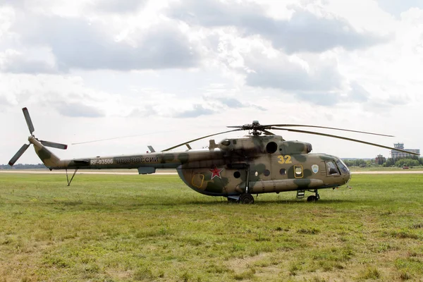 Werelds meest voorkomende tweemotorige helikopter Mi-8 op de In — Stockfoto