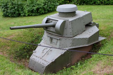 45 mm canno ile bir makinelinin hafif tank T-18 şeklinde kazdık