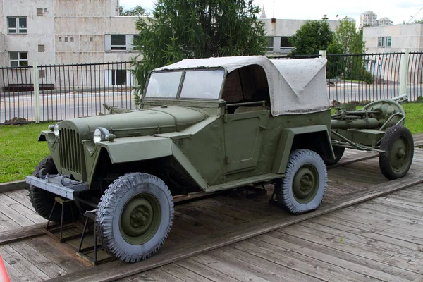 Легковой автомобиль ГАЗ-67 с буксировочным минометом на основании вооружения — стоковое фото