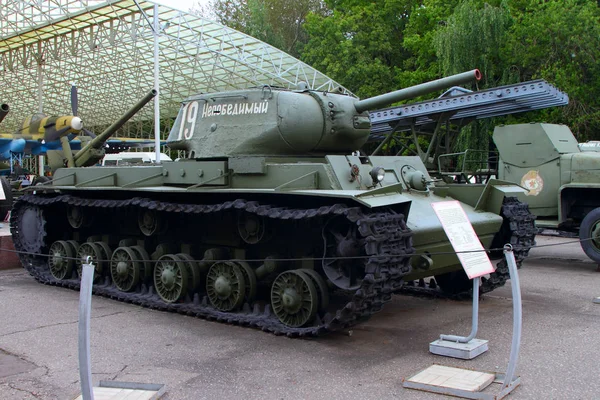 KV-1s nehéz Tank(Ussr) miatt VI fegyverek kiállítás — Stock Fotó