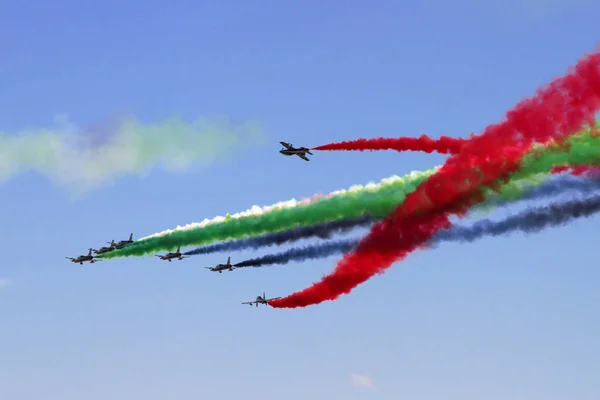 アラブ首長国連邦、Inte にからの曲技飛行表示チーム — ストック写真