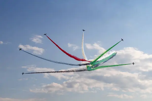 アラブ首長国連邦、Inte にからの曲技飛行表示チーム — ストック写真
