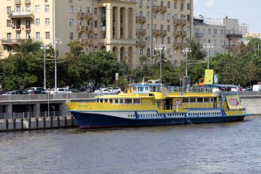 Moskova nehrinde bir eğlence teknesi.