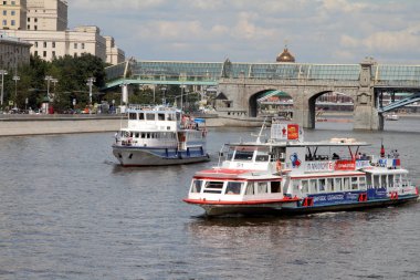 Moskova Nehri üzerinde zevk tekneler.