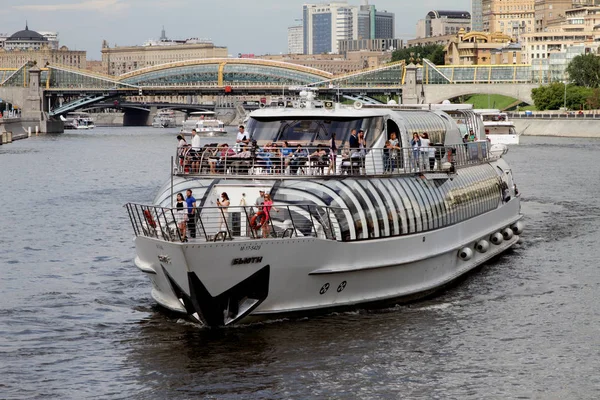 モスクワ川沿いに近代的な遊覧船. — ストック写真