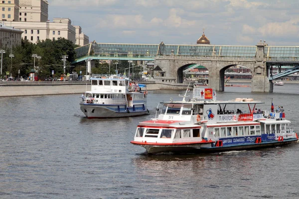Barcos de prazer no rio Moscou . — Fotografia de Stock