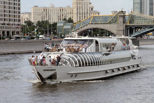 Barco de recreio navega ao longo do rio Moscou . — Fotografia de Stock