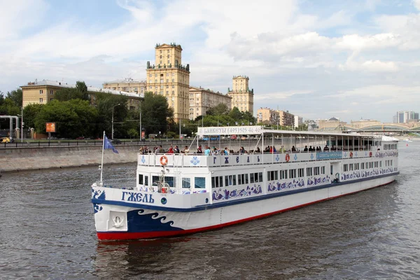 Barco de recreio Gzhel navega ao longo do rio Moscou . — Fotografia de Stock