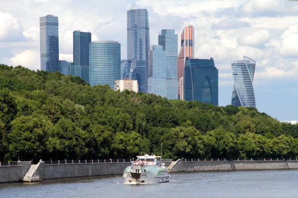 Vista sul fiume Mosca, barca da diporto e Moscow International Bus — Foto Stock